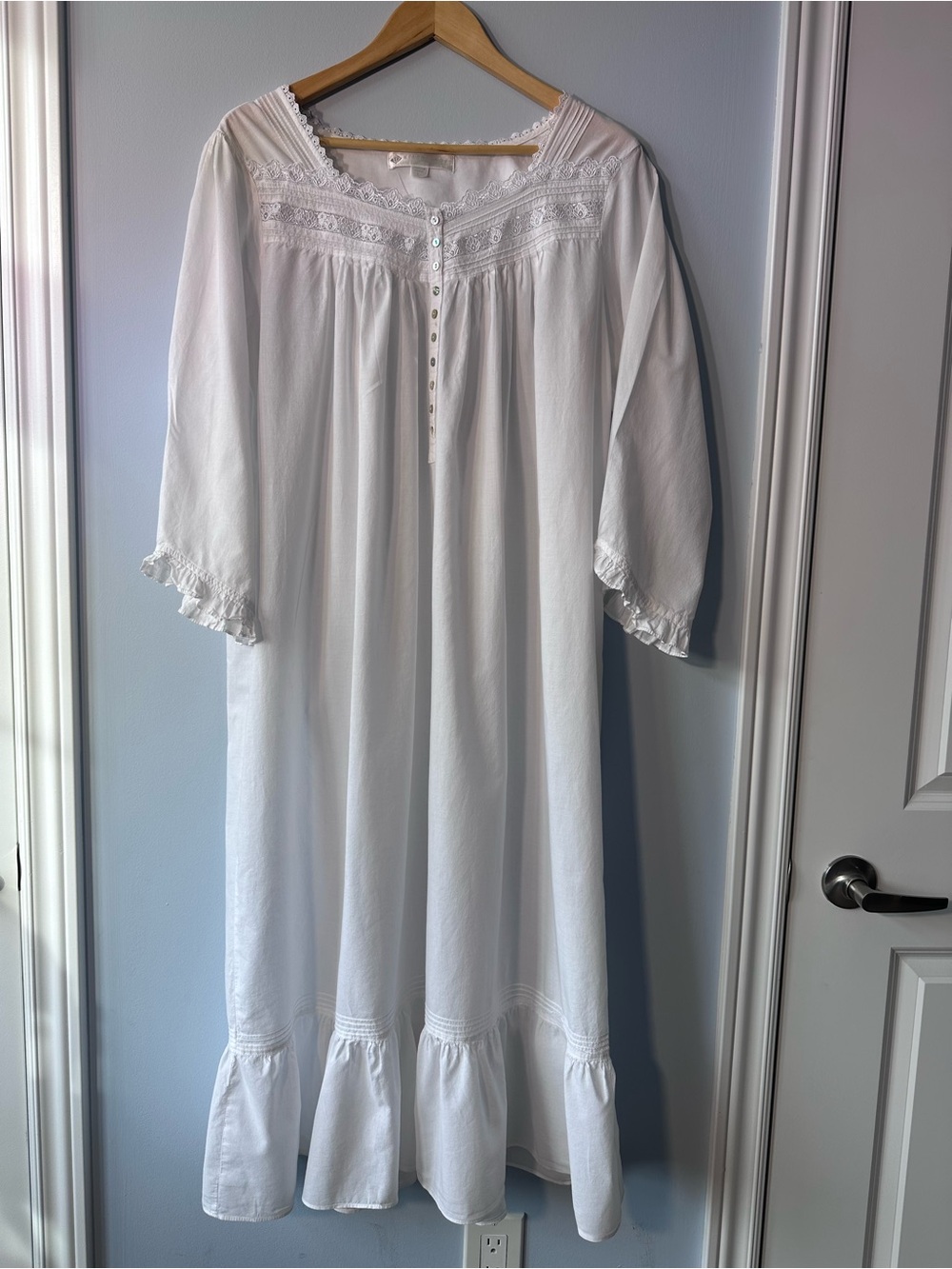 Eileen West White Cotton Lace Nightgown Long Sleeve Ruffle Hem Size L